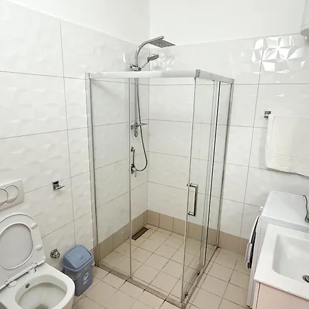 Fishta Q6 33 * Velipojë